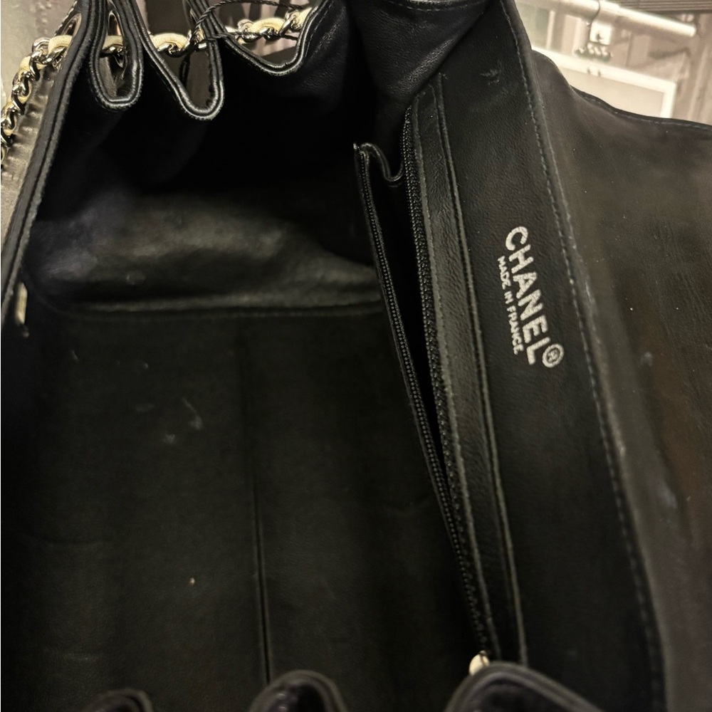 CHANEL Black and Cream Shoulder Bag - Picture 11 of 16